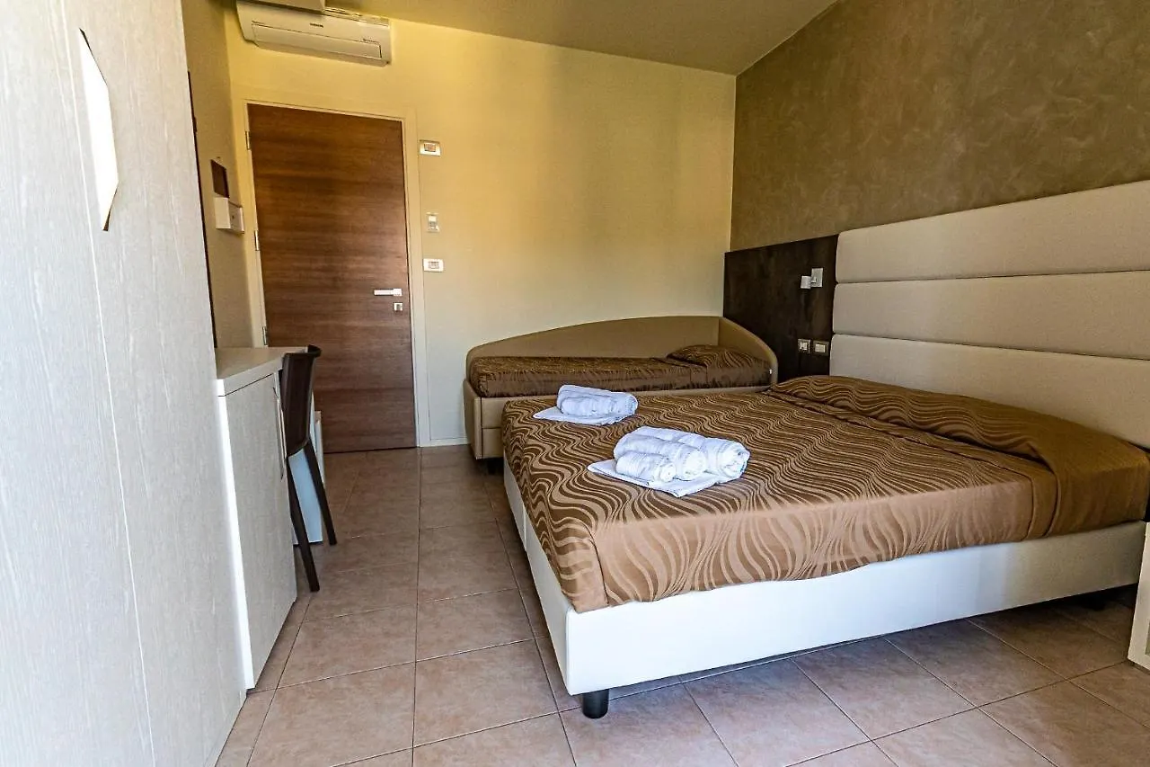 Hotel Monica 리치오네 2*,